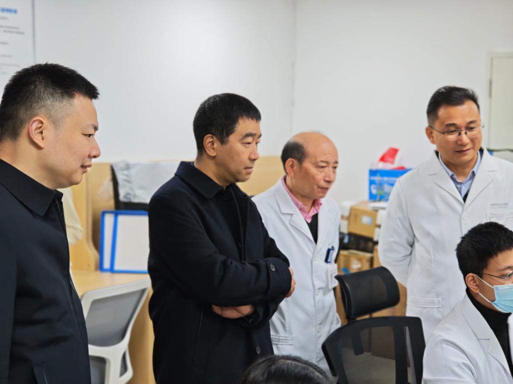 太阳成集团tyc9728体外诊断学院赴成都京东方医院开展产教研融合调研工作